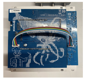 Squid Salmple背面の6ピンHeaderへAXON-1を接続した状態